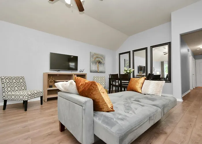 Early Green Home Sleeps 6 Yard King Suite