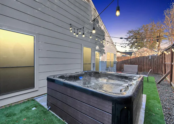 Modern Accessible Houston Gem Jacuzzi & Air Hockey 6Beds