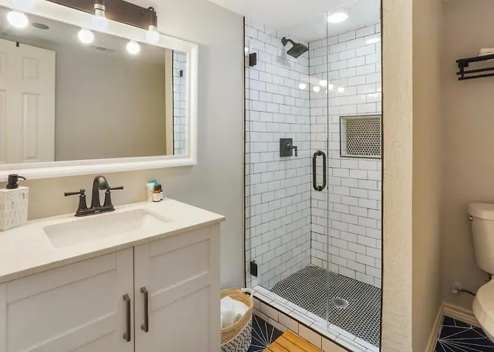 Cozy Heights 2 Bd Bungalow, Walkable
