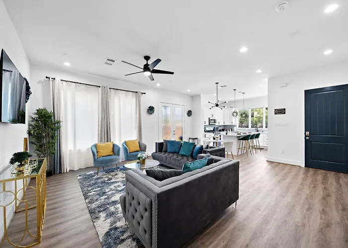 Cozy Home Near Medcenter, Uptown, & Downtown