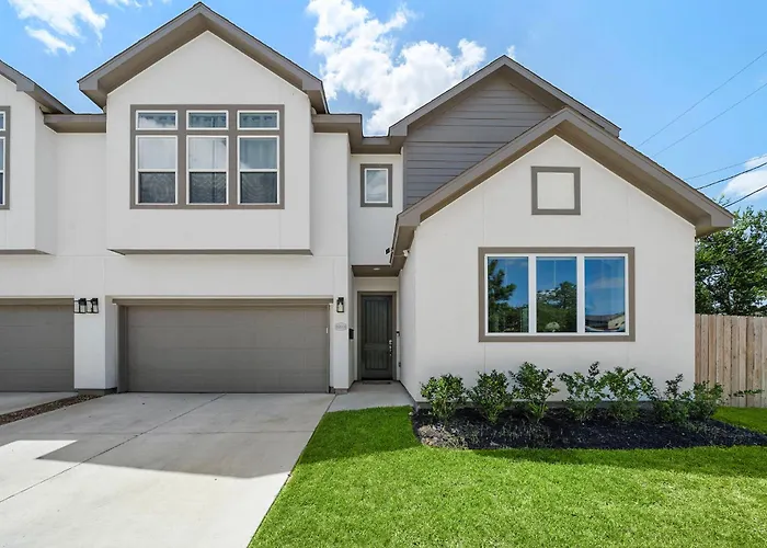 Cozy Home Near Medcenter, Uptown, & Downtown
