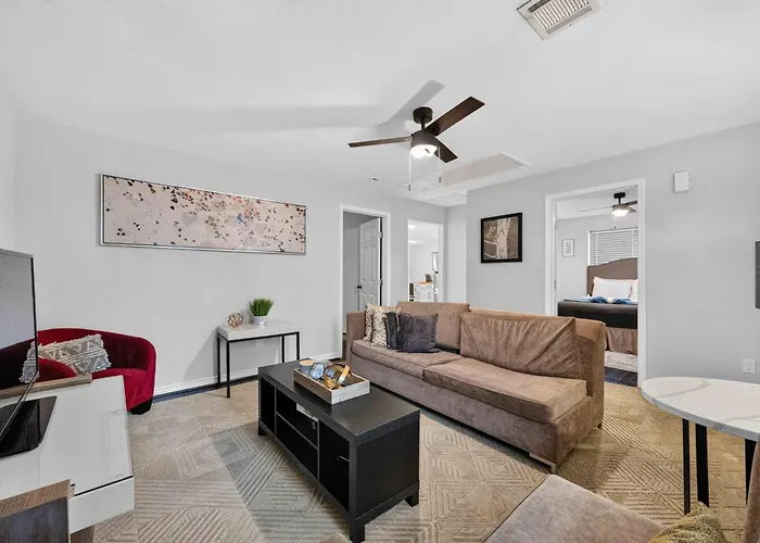 Cozy Heights 2 Bd Bungalow, Walkable